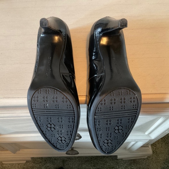 Womens naturalizer black patent leather closed toe pumps, like new 8M - Picture 3 of 4